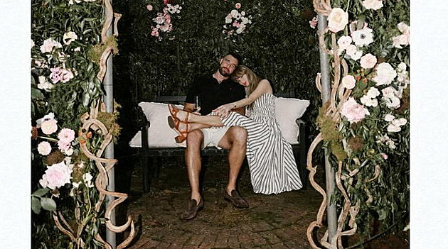 Taylor Swift dostala prsten za miliony. Šaty ze zásnub se hned vyprodaly