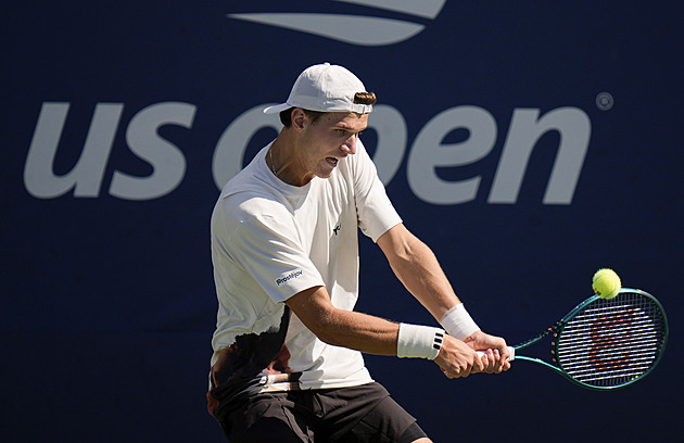 US Open ONLINE: Krejčíková vede, Menšík ztrácí druhý set. Valentová čelí Rybakinové