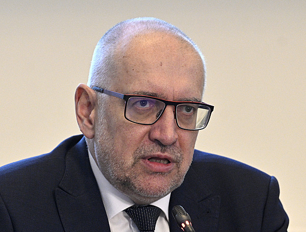 Bek zkoumá možnosti nucené správy katolické fakulty. Preferuje však dohodu