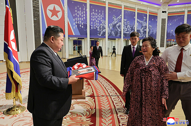 Kim kondoloval rodinám vojáků, kteří padli v ruské válce, a slíbil jim krásný život