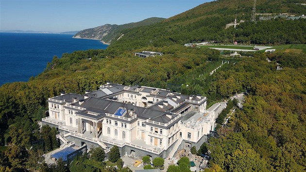 Ukrajinský dron způsobil rozsáhlý požár poblíž Putinova luxusního paláce