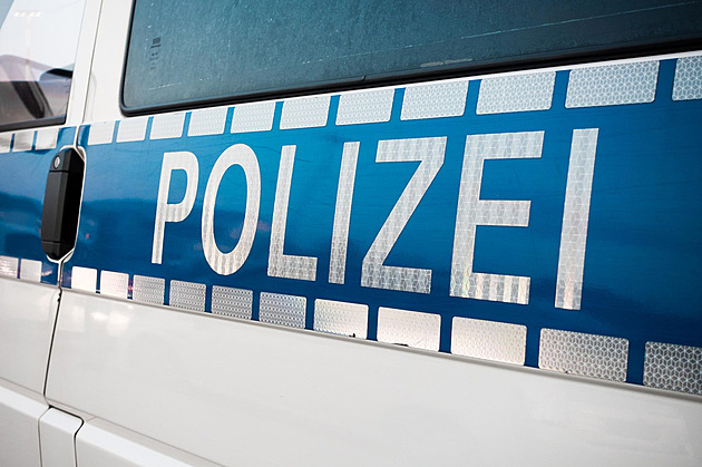 Muž s duševními potížemi je podezřelý, že v Německu strčil pod vlak 16letou uprchlici