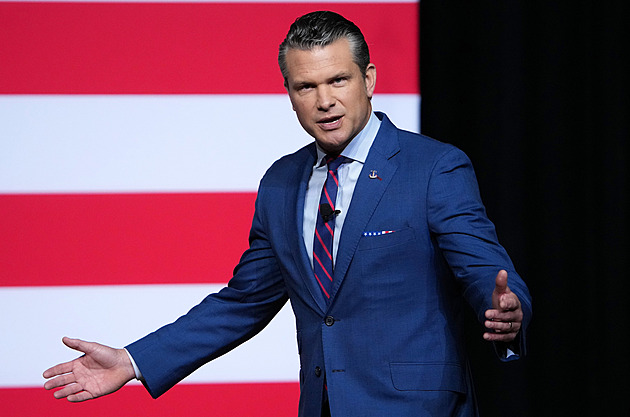Letadlo s americkým ministrem obrany při návratu do USA muselo nouzově přistát