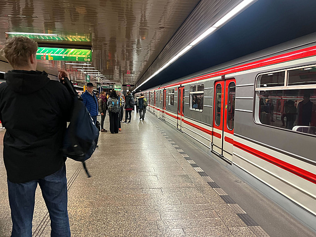 Mezi Dejvickou a Nemocnicí Motol nejezdí metro A, v tunelu zasahují složky IZS