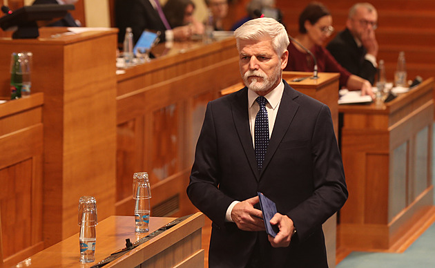 Pavel dorazil do Senátu podpořit nominace Bartoně a Smolka na ústavní soudce