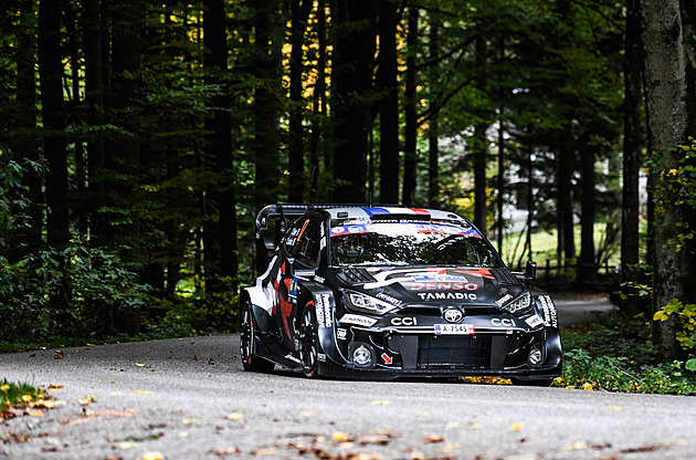 Ogier vládl 1. etapě Středoevropské rallye, na českých silnicích byl Černý třináctý