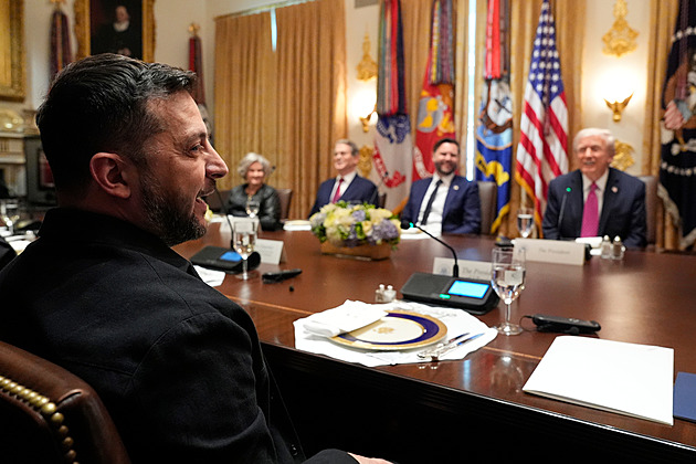 Tentokrát Zelenskyj nedráždil mikinou. To sako je nádherné, ocenil Trump jeho styl