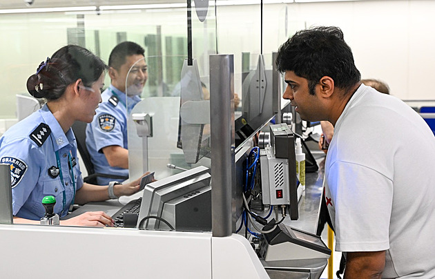 Peking chtěl využít Trumpova chaosu. Zrada rasy, bouří se Číňané kvůli vízům pro cizince