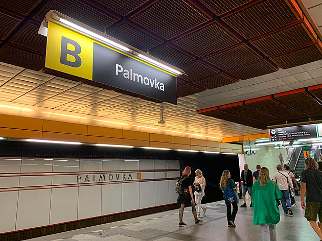 Metro B mezi Florencí a Černým Mostem stojí, na Palmovce spadl do kolejiště člověk