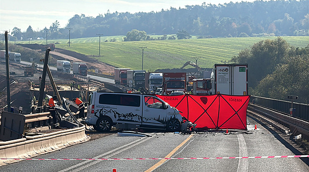Dodávka přejela do protisměru a srazila se s kamionem, její řidič zemřel
