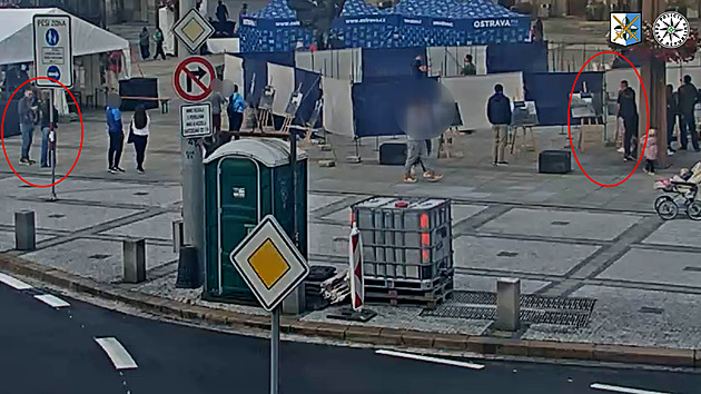 Sundal obraz, uklidil stojan a odkráčel. Zloděj kradl na výstavě plné lidí