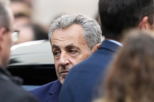 Sarkozyho ve vězení střeží policisté, dozorce výjimečné zacházení pobuřuje