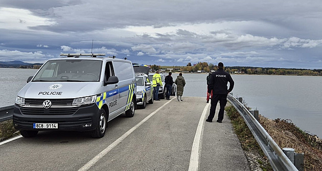 Na dně Lipna se našlo auto, v němž může být mrtvola. Zasahuje kriminálka s potápěči