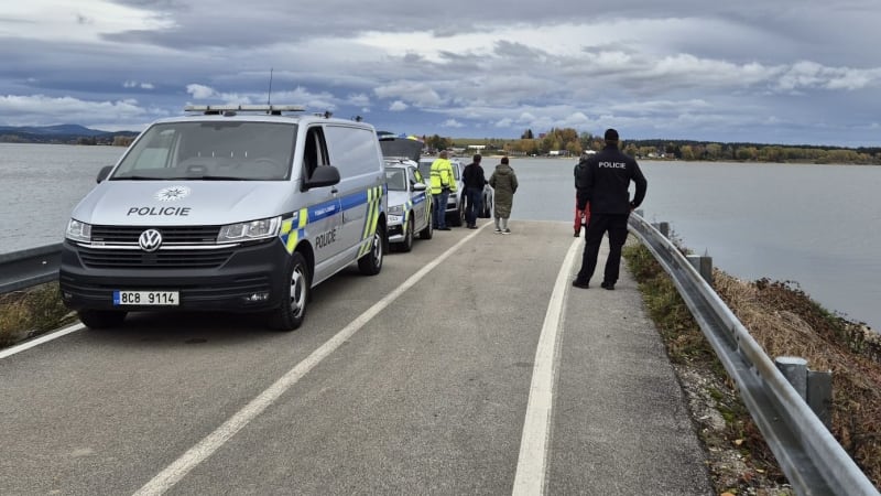 Na dně Lipna má být vůz s lidskými ostatky. Kriminalisté a potápěči pročesávají přehradu.