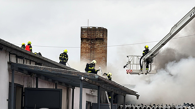 V Nehvizdech zlikvidovali požár průmyslových hal, hasiči nařídili dohlídku
