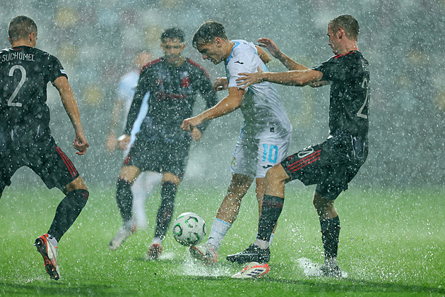 ONLINE: Rijeka - Sparta 0:0, sudí hru kvůli počasí přerušil, bude se hrát v pátek?