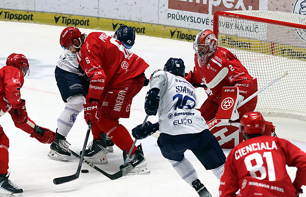 ONLINE: Mazanec vychytal nájezdy Plzně. Vary drtí Hradec, vedou Vítkovice i Brno