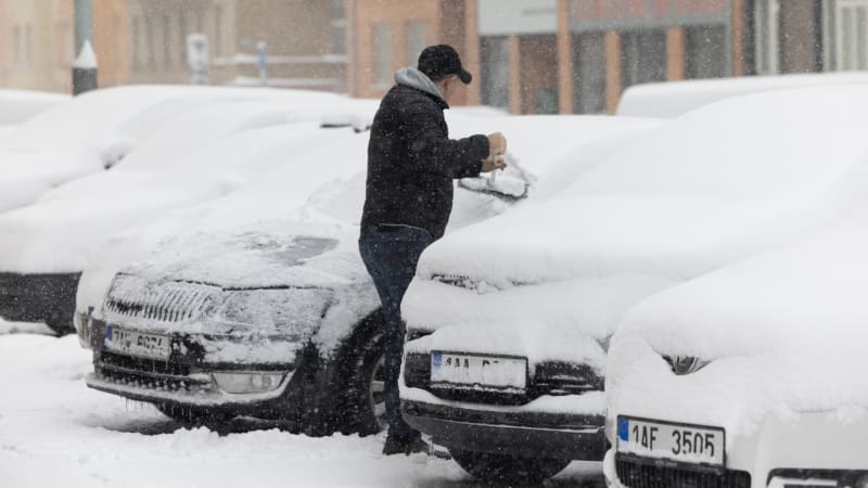 Hory zasypal sníh. Počasí v Česku bude na houpačce, o víkendu teploty vyletí k 20° C