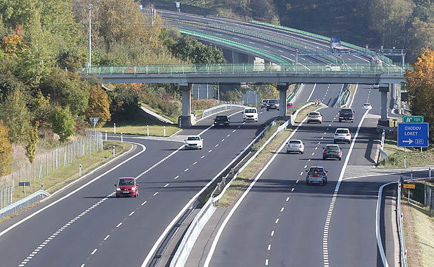 Dálnice D6 ve směru na Karlovy Vary stojí. Uzavřela ji nehoda tří aut