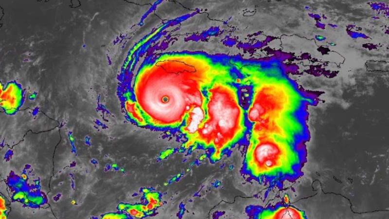 Jamajka čelí apokalypse: Bouře století dorazila, oko hurikánu Melissa vyděsilo i vědce