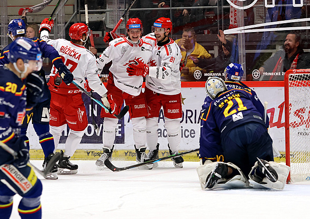 ONLINE: Lídr drtí Budějovice, Pardubice po neuznaném gólu ztrácí. Litvínov zvítězil