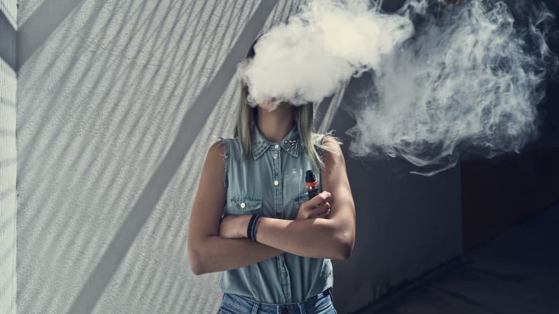 Generace „vape“? Mladí Češi propadají nové závislosti. Voňavý jed děti klame