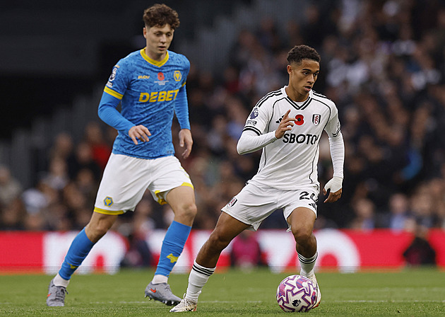 ONLINE: Arsenal před cestou na Slavii vede v Burnley, Krejčího tým dohrává v deseti