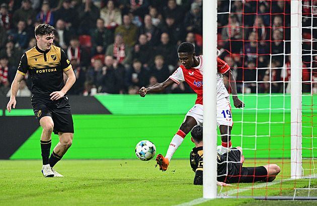 ONLINE: Slavia - Ostrava 1:0, převahu ve druhé půli využívá hlavičkou Vlček