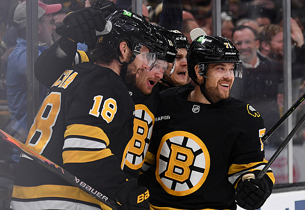 Boston ve třetí třetině udolal Carolinu a slaví třetí výhru v řadě