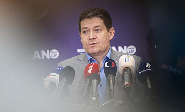 V rozpočtu něco skrýváte, obul se Nacher do vlády. Zadlužíte děti, vyčetl mu Hřib