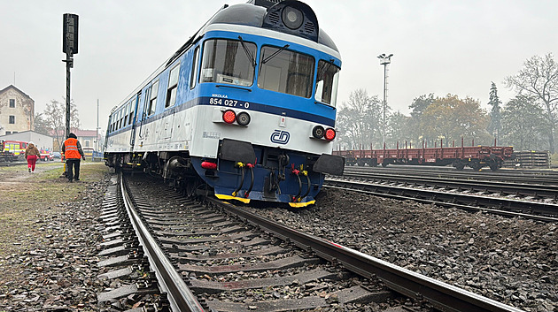 V Neratovicích vykolejil osobní vlak, příčiny zkroucení kolejí budou vyšetřovat