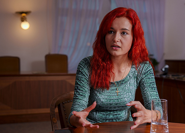 Píšou mi, že jsem dcera vraha. Nejmladší Pirátka o útocích i Babišovi na hraně