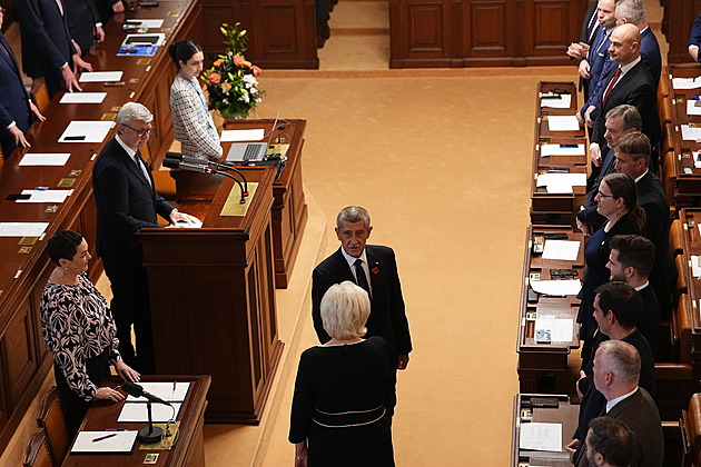 Poslanci složili slib. 108 z nich má zvolit kandidáta SPD do čela Sněmovny