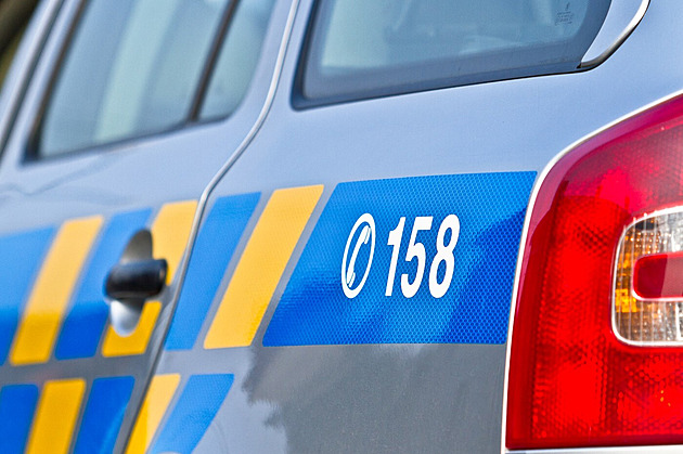 Auto na Nymbursku srazilo malého cyklistu, letěl pro něj vrtulník