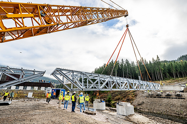 Ve Špindlerově Mlýně začali usazovat most přes Labe, propojí skiareály