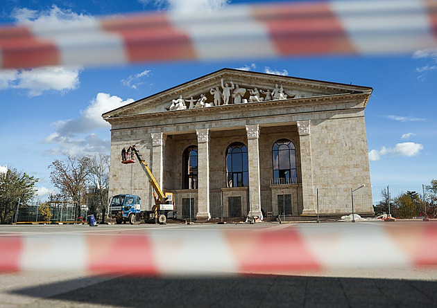 „Zpěv a tanec na kostech obětí.“ Rusové dokončují obnovu divadla v Mariupolu