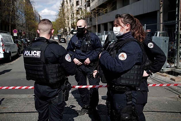 Řidič na francouzském ostrově najel do lidí, zraněných je několik