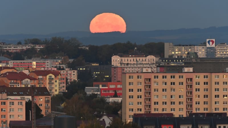 Je tu zářivý superúplněk, obří Měsíc je ale iluze. Reálné srovnání překvapí