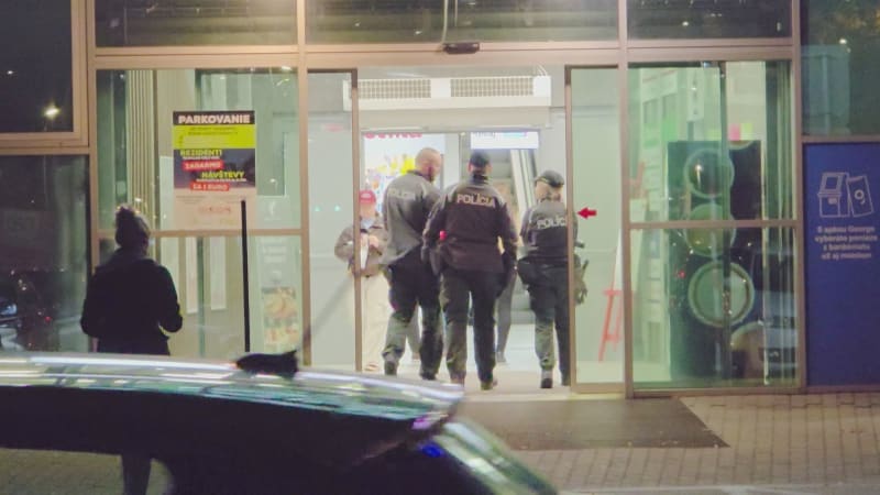 Se zakrvácenou hlavou napadal zákazníky. Konflikt v bratislavském supermarketu řešila policie