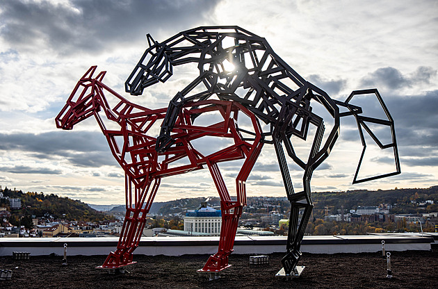 Šemík se páří s klisnou na pražské střeše. Alternativní dějová linie, říká sochař