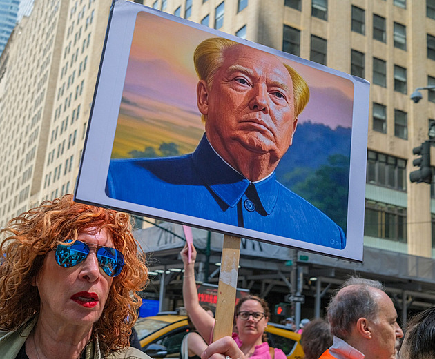 Trump jako Mao? V USA probíhá obdoba kulturní revoluce, varují Číňané