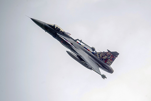 Ukrajinci spěchají na švédské gripeny. Pojďme už cvičit naše piloty, naléhá Kyjev