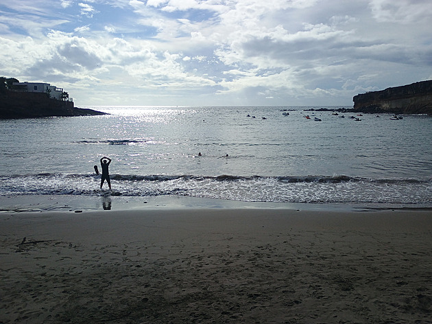 Silné vlny na Tenerife zabily tři lidi, další strhly do oceánu. Hrozí i silný vítr