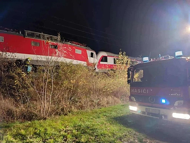 Nedaleko Bratislavy se srazily vlaky. Na místě jsou desítky zraněných, devět těžce
