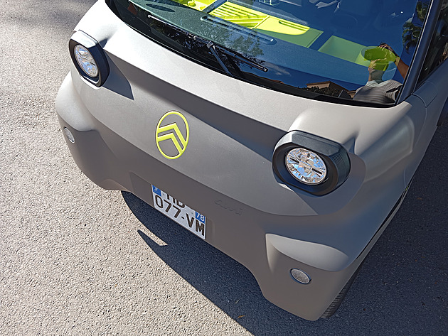Elektrická blecha v akci. Citroën Ami je malý velký zázrak základní mobility