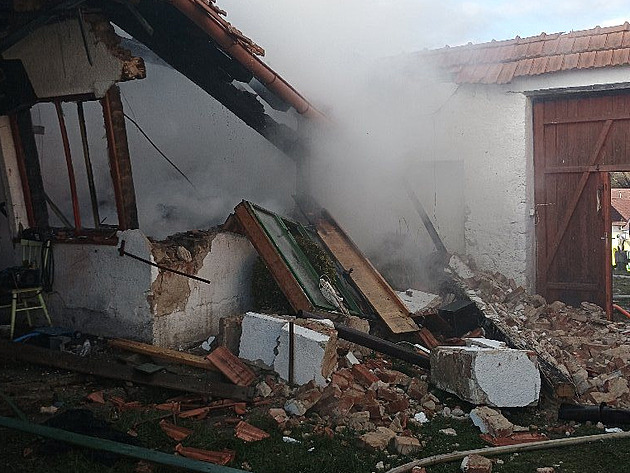 Oheň a trosky na dvoře po výbuchu propanbutanové lahve. Hasiči ukázali video