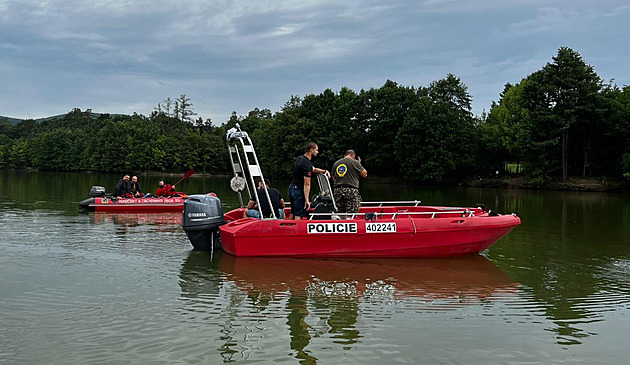 Seniora pohřešovali dva roky, jeho tělo i s vozíkem našli v nádrži až napodruhé