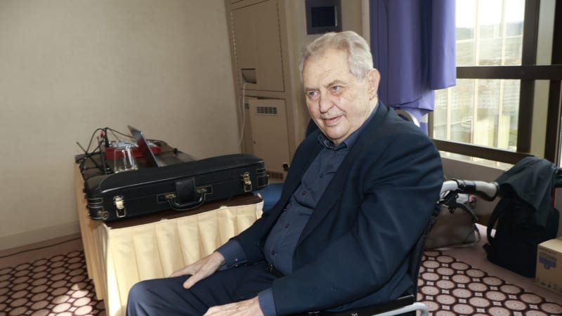 Zemana propustili z nemocnice. Plánuje vyrazit mezi lidi, dorazí na pohřeb kardinála Duky