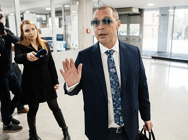 Vyloučení přísedícího a přezdívka Slepičák. V Dozimetru vypovídá klíčový svědek