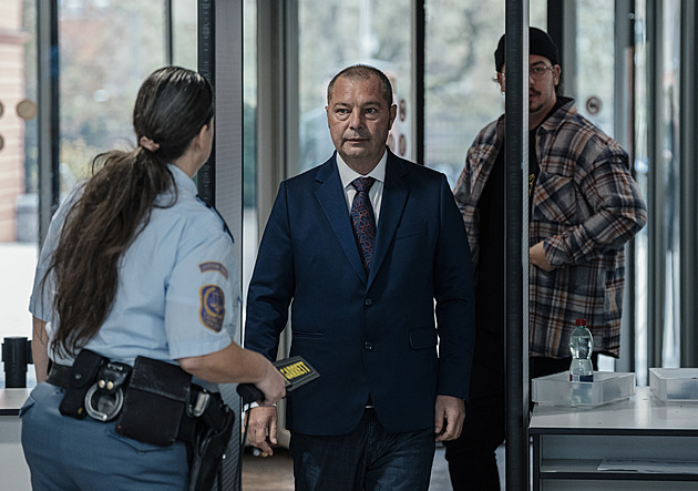 Vyloučení přísedícího a přezdívka Slepičák. V Dozimetru vypovídá klíčový svědek